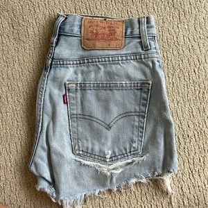 Levi Light Denim Shorts w24